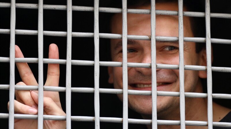 Российского оппозиционера Илью Яшина задержали сразу после того, как он отбыл три ареста