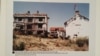 Fotografia e shtëpisë së familjes Jashari pas shkatërrimit nga ana e forcave serbe më 1998, Prekaz, pjesë e një ekspozite më 2014. 