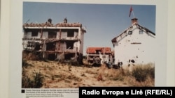 Fotografia e shtëpisë së familjes Jashari pas shkatërrimit nga ana e forcave serbe më 1998, Prekaz, pjesë e një ekspozite më 2014. 
