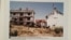 Fotografija porodične kuće Jašari posle njenog uništenja od strane srpskih snaga 1998. godine, Prekaz, deo izložbe iz 2014. godine.