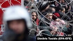 Migranți la granița terestră dintre Turcia și Grecia la începutul anului