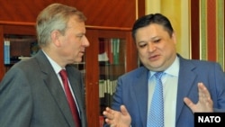 Марат Тажин (справа), секретарь Совета безопасности.