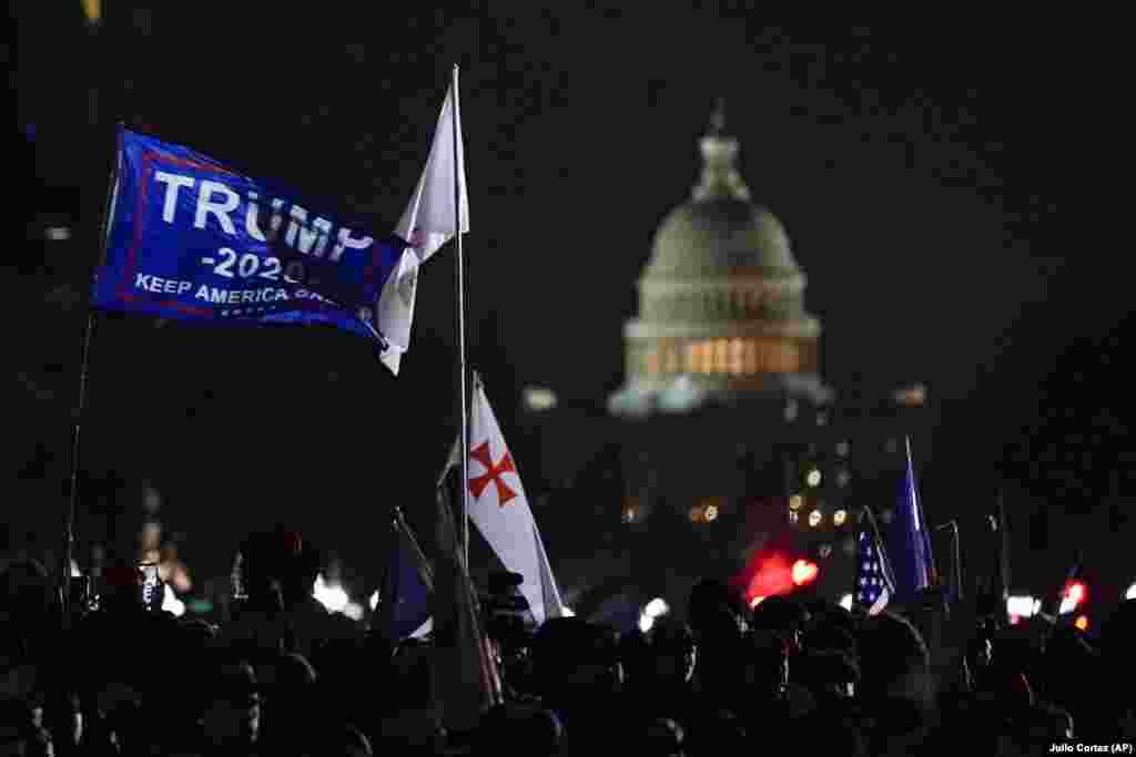 Tubimi në Uashington të martën, më 5 janar 2021, në mbështetje të presidentit Donald Trump. (AP Photo/Julio Cortez)