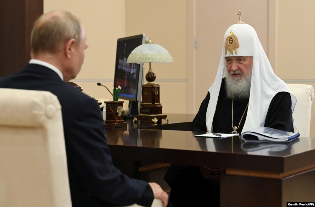 Президент Росії Володимир Путін (ліворуч) і Московський патріарх Кирило у державній резиденції біля Москви, 20 листопада 2020 року
