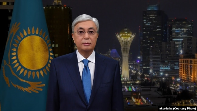 Президент Қасым-Жомарт Тоқаев Қазақстан халқын Жаңа жыл мерекесімен құттықтап тұр.