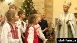 Дети встречают святого Николая. Иллюстрационное фото