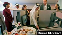 مدیرعامل شرکت هوایی قطر سوئیت هوایی جدید این شرکت، موسوم به سوئیت Q را نشان می‌دهد.