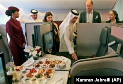 مدیرعامل قطر ایرویز (وسط) در حال بازدید از یکی از هواپیماهای این شرکت