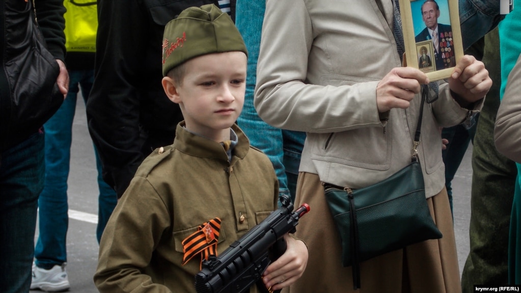 9 мая 2019, Севастополь. Юный участник акции &laquo;Бессмертный полк&raquo; с игрушечным автоматом