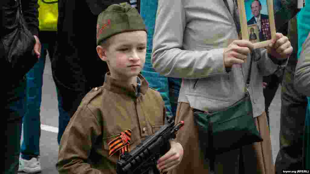9 мая 2019, Севастополь. Юный участник акции &laquo;Бессмертный полк&raquo; с игрушечным автоматом