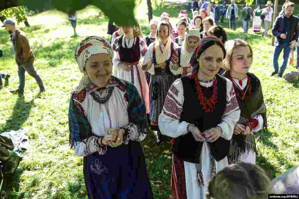 Мерекелік шеруге жұрт белорус халқының ұлттық киімдерін киіп шықты. 