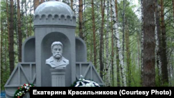Современный памятник на могиле одного из основателей Новосибирска Н.М. Тихомирова, его могилу несколько лет назад нашли у Александро-Невского собора