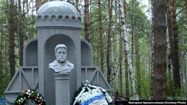 Современный памятник на могиле одного из основателей Новосибирска Н.М. Тихомирова, его могилу несколько лет назад нашли у Александро-Невского собора