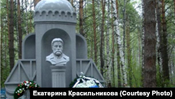 Памятник на могиле одного из основателей Новосибирска Н.М. Тихомирова, его захоронение нашли в 70-х годах при ремонте коммуникаций у Александро-Невского собора