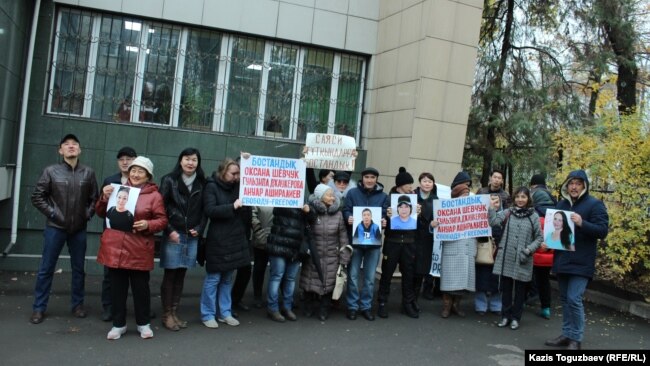 Группа поддержки подсудимых Оксаны Шевчук, Гульзипы Джаукеровой, Ануара Аширалиева и Жазиры Демеуовой перед началом суда. Алматы, 6 ноября 2019 года.