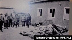 Нацисты фотографируются рядом с трупами своих жертв. 