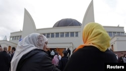 Страсбургте мешіттің ашылу салтанатына келген мұсылман әйелдер. Франция, 27 қыркүйек 2012 жыл.