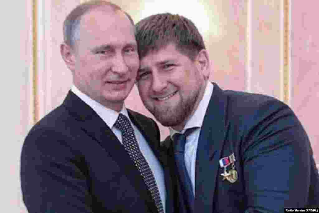 "Путин сан кумир ву! Суна чIогIа дукхавеза иза, боршачу стагана борша стаг санна. Шен дешан да ву иза, цо машар беана Нохчийчу. Путин емалвийриг сан мостагI ву!" ("Мой кумир — Владимир Путин. Я очень люблю его, как только мужчина может любить мужчину. Он человек слова, он принес мир в Чечню. Те, кто критикует Путина, нелюди, они — мои личные враги».) 