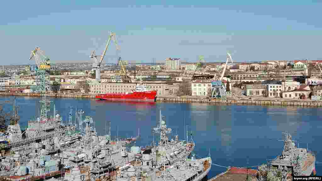 Вид на Севастопольский морской завод