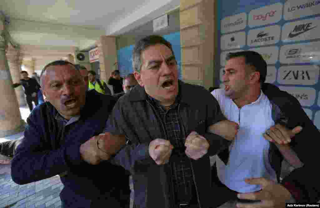 Керемли за несколько минут до задержания. Он сообщил Азербайджанской редакции РСЕ/РС, что, находясь под стражей, он подвергся атаке со стороны шести или семи полицейских, некоторые из них снимали избиение на видеокамеру. Керемли говорит, что один из сотрудников полиции &laquo;душил, давил ботинком&raquo; его горло.