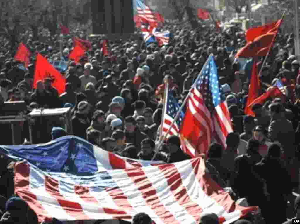 Festa e Pavarësisë... - SERBIA, Pristina : Kosovo Albanians carry flags as they wait for the declaration of independence near the parliament in Pristina on February 17, 2008.