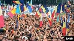 La o demonstraţie a Frontului Popular, Chişinău, iunie 1989