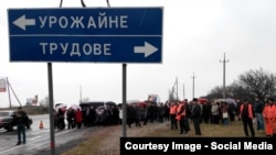 Акция по сносу украиноязычных дорожных знаков в Крыму 21 ноября. 