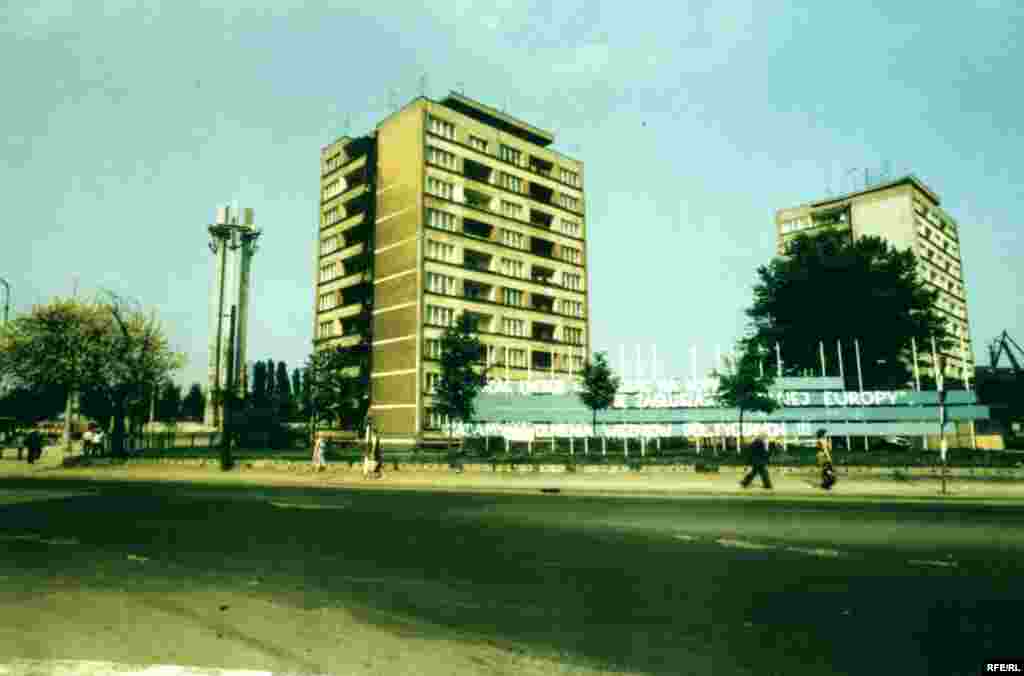 U Gdanjsku, u Poljskoj, su se 1981-e goldine pojavili grafiti sa podrškom radiju Slobodna Evropa. ¨Tražimo oslobađanje političkih zatvorenika¨- pisalo je na nekim parolama. 