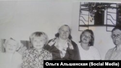 Баба Аня (в центре) с внуками