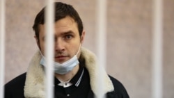 Павал Сьпірын за кратамі у залі суда, 5 студзеня 2021