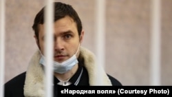 Павал Сьпірын за кратамі у залі суда, 5 студзеня 2021