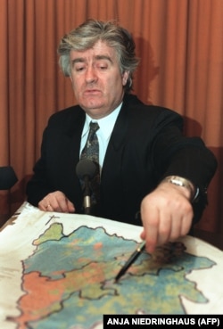 Лидерът на босненските сърби Радован Караджич показва на журналисти етническата карта на Босна, 16 януари 1993 г.