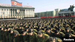 Пхеньянда қайтыс болған президент Ким Чен Ирді аза тұтуға жиналған адамдар. Солтүстік Корея, 29 желтоқсан 2011 жыл.