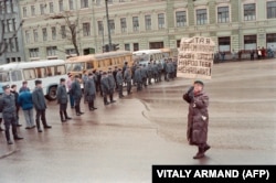 1991 წ. 13 იანვარს ქალი აპროტესტებს საბჭოთა ჯარების მიერ ვილნიუსის ტელეანძის დაკავებას. მანამდე ათი თვით ადრე ლიეტუვამ საბჭოთა კავშირისგან დამოუკიდებლობა გამოაცხადა. ეს დღე სისხლიანი კვირადღის სახით შევიდა ისტორიაში - საბჭოთა ჯარებისგან ქალაქის დაცვისას ვილნიუსში 14 ადამიანი დაიღუპა და 1000-ზე მეტი დაიჭრა.