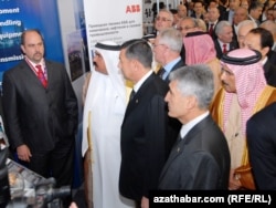 Участники международной выставки "Газ и нефть Туркменистана". Ашгабат, 17 ноября 2010 года.