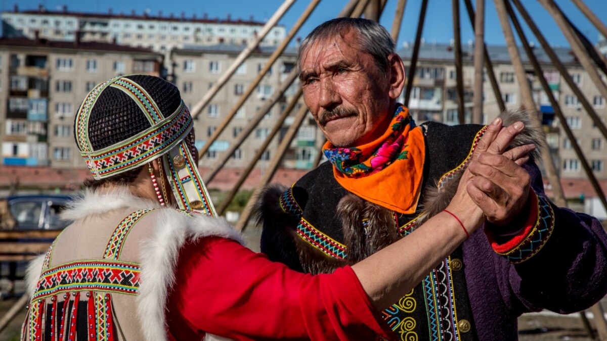 Нганасаны народ. Шаман Дудинка Таймыр. Дудинка народы. Самый Северный народ Евразии. Костюм шамана Дудинка Таймыр.