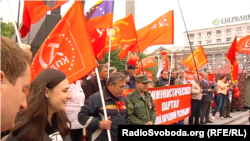 Червоні стяги з комуністичною символікою під час святкувань 1 травня в окупованому Донецьку