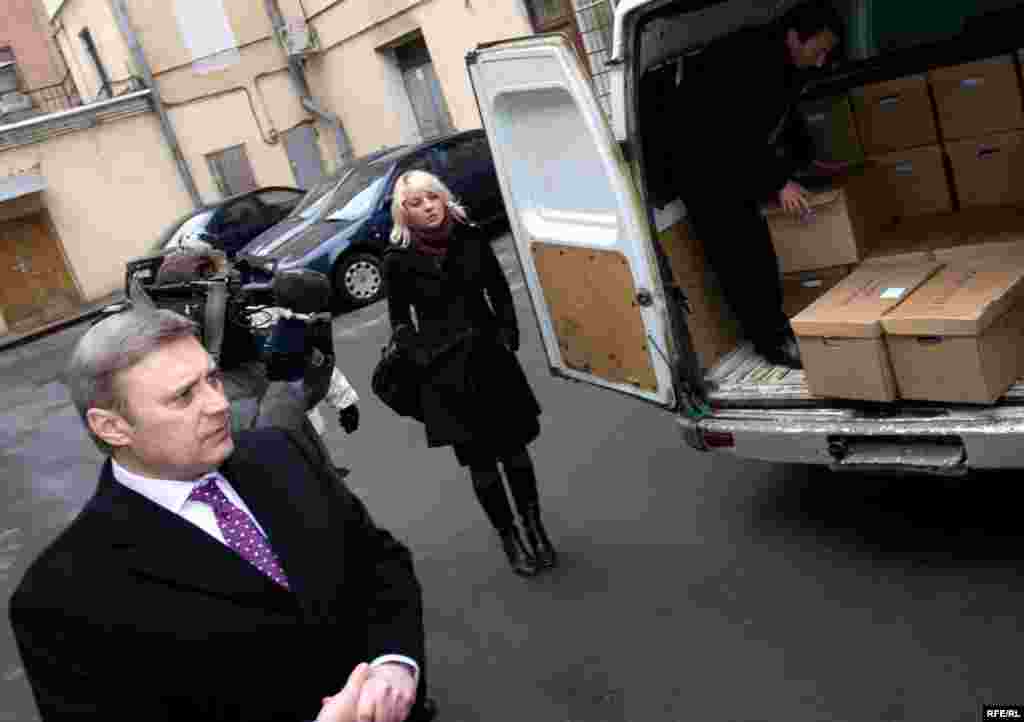 Russia -- Opposition leader, presidential candidate, former Prime Minister Mikhail Kasyanov watch unloading of the boxes with subscription lists, the central elections commission office in Moscow, 16Jan2008