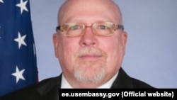 Melvil, viši diplomata SAD, s 33 godine karijere u Stejt departmentu, od 2015. godine je bio američki ambasador u Estoniji