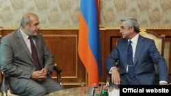 Президент Армении Серж Саргсян (справа) принимает спецпредставителя ЕС по вопросам Южного Кавказа и кризиса в Грузии Филиппа Лефора, Ереван, 12 сентября 2012 г.