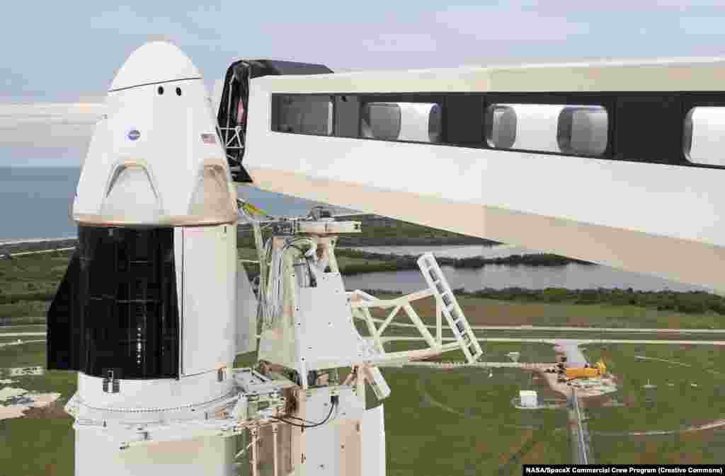 Капсула Dragon Crew на верхівці носія перед безпілотним тестовим польотом 2019 року. Вантажний багажник забезпечений плавниками, які стабілізують капсулу, коли двигуни SuperDraco відокремлюються, і сонячною панеллю