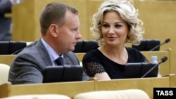 Денис Вороненков и Мария Максакова на заседании Госдумы, июнь 2016 года. 