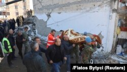 Албанија - Војската и спасувачки екипи носат повреден човек во близина на оштетените згради во Тумане од земјотресот кој денеска ја погоди земјата. 26.11.2019.