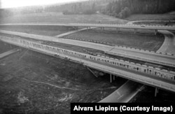 Част от Балтийския път на магистралата между Латвия и Естония