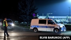 Bosniya polisi deportasiya olunanları aeroportdan aparır