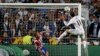Игрок "Реала" Гарет Бэйл забивает гол в ворота "Атлетико"