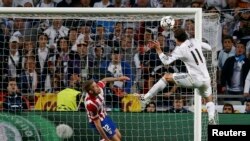 Игрок "Реала" Гарет Бэйл забивает гол в ворота "Атлетико"