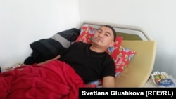Терроризм бабы бойынша айыпталған Жасұлан Сүлейменовтің түрмеден шыққан соң Астанадағы пәтерінде жатқан суреті. 