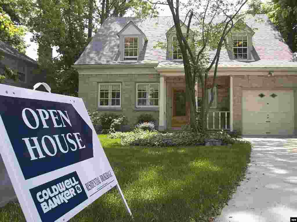U.S. -- An open house sign beckons buyers to a home for sale in Wilmette, Illinois, 22May2007