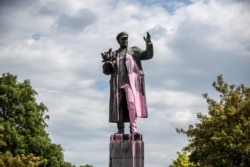 Памятник маршалу Коневу в Праге, облитый краской